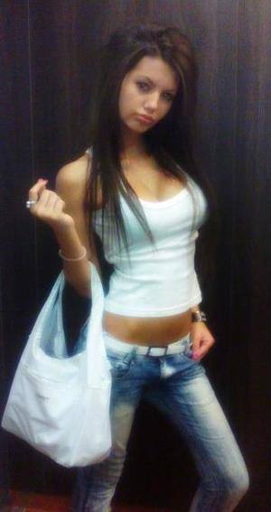 Lara, 18 from New York | Older Men and Younger Women Dating