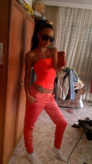 Paula (19) in Alberta | Discreet Private Dating