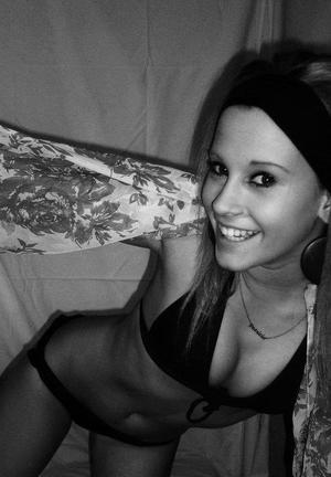 Averi from Delaware is looking for adult webcam chat