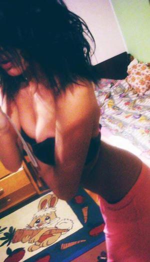 Agnus from Connecticut is looking for adult webcam chat