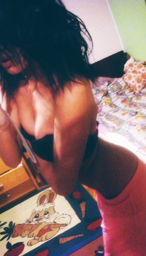 Jacklyn from Lyons, Kansas is looking for adult webcam chat